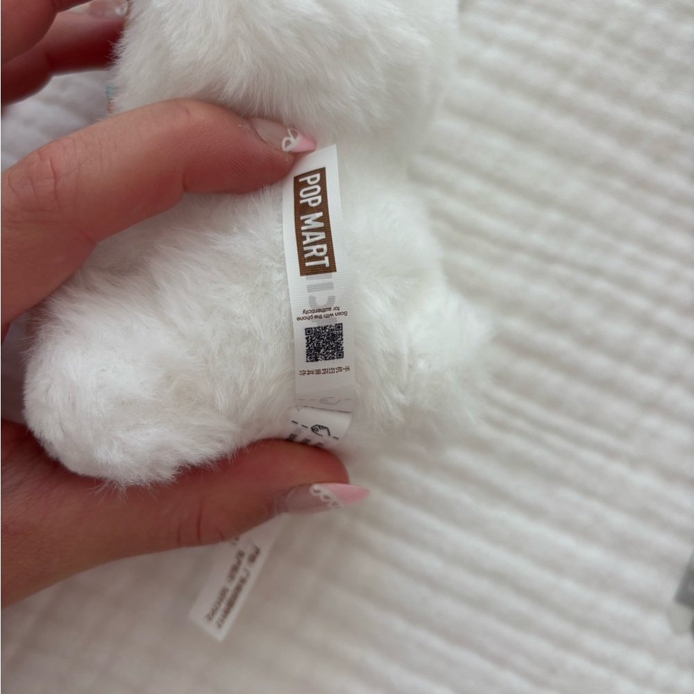 Pop Mart Hacipupu White Gummy Bear Plush Keychain - Picture 3 of 6